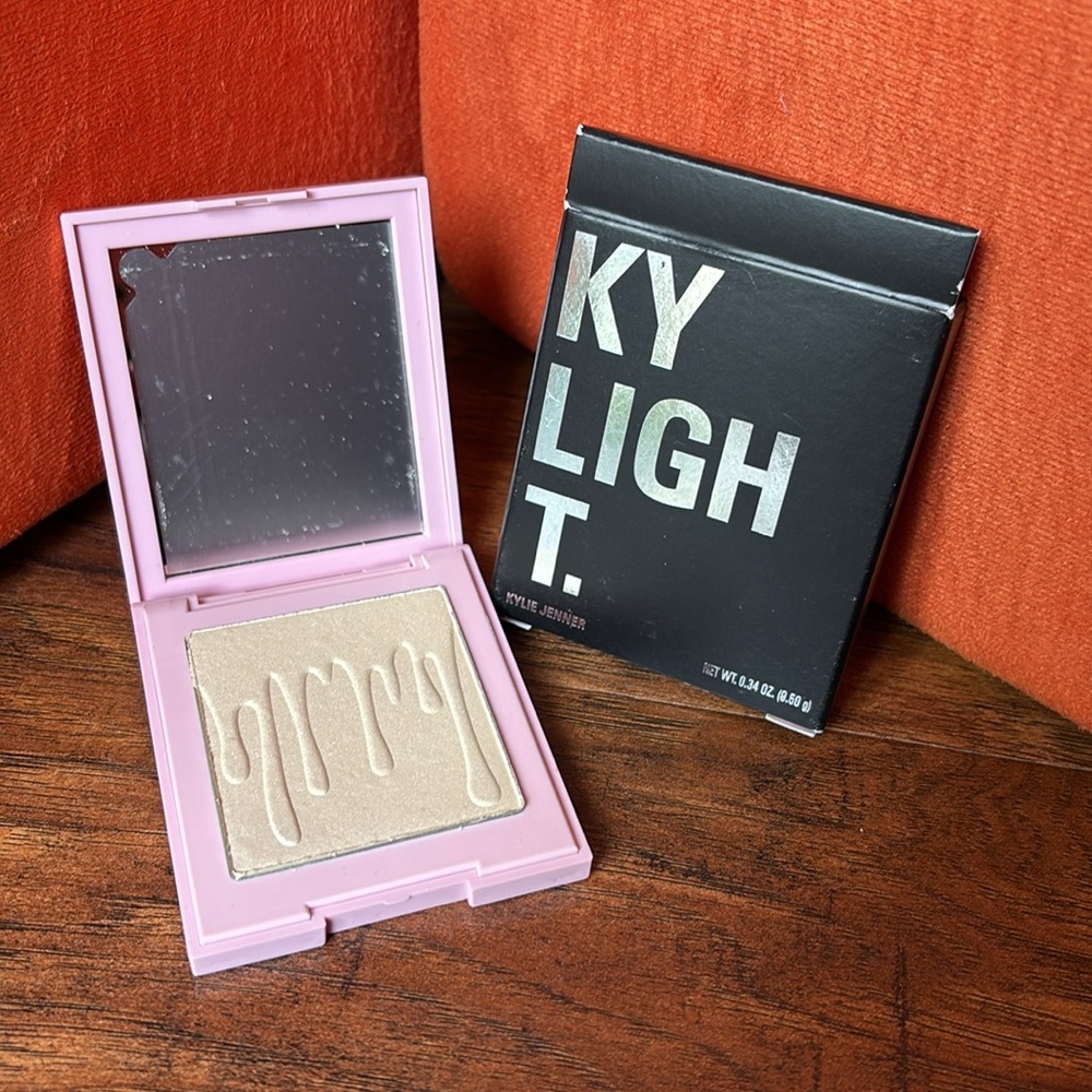 Kylie Jenner Pressed Illuminating Powder in “Quartz” - Picture 3 of 3